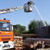 Von der Burgkunstadter Drehleiter aus wird das Feuer im Container in Trebitzmühle bekämpft.
