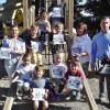 Mit Unterrichtsmaterial zur Verkehrserziehung überraschte die Firma „Casper Haustechnik“ die künftigen Vorschulkinder der Kathi-Baur-Kindertagesstätte Altenkunstadt. Besonders gefiel den Mädchen und Jungs das Buch „Mit Justus sicher im Straßenverkehr“. Mit Bildern und Bastelmöglichkeiten altersgerecht gestaltet, hilft es den Jüngsten spielerisch, die geltenden Regeln im Straßenverkehr zu erlernen. Einrichtungsleiterin Julia Gack (li.) und ihre Stellvertreterin Silke Schnapp (2. v. re.) dankten Geschäftsführer Alexander Casper (re.) für das schöne wie auch lehrreiche Geschenk.