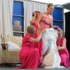 Das Brautkleid wird angezogen – Hochzeit hin oder her – und wenn man nur in eine Currywurstbude damit geht.