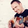 Am Samstag ist es soweit: Der Kinderliedermacher Mike Müllerbauer legt um 15 Uhr auf seiner  Deutschland-Tournee einen Zwischenstopp auf der Außenbühne des Gemeindehauses in Burgkunstadt ein.
