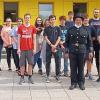 Überraschte Gesichter gab es am letzten Tag vor dem Beginn der schriftlichen Abschlussprüfungen an der Herzog-Otto-Mittelschule. Kaminkehrermeister Markus Lorenz besuchte als Glücksbringer auf Einladung der Klassenleiterin Frau Schick die beiden Klassen. Neben einer ordentlichen Portion Glück erhielten die Schülerinnen und Schüler Traubenzucker und einen Notfallstift. Nun steht einem erfolgreichen Abschluss nichts mehr im Wege.Text/