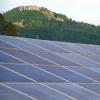 Bei Unterzettlitz steht bereits eine Photovoltaik-Freiflächenanlage, dahinter erhebt sich der Staffelberg.