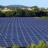 Die Neue Energie Obermain eG (NEO) betreibt zwischen Unterneuses, Niederau und Unterzettlitz (Hintergrund) eine Photovoltaik-Freiflächen-Anlage.