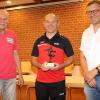 Für seine langjährige Treue von 51 Jahren Mitgliedschaft und über 870 Spielen für den FC Hochstadt wurde Harry Winter (Bildmittte) mit der Torjägerfigur geehrt. Es gratulierten Ehrenmitglied und Ehrenamtsbeauftragte Georg Fischer (li.) und Vorsitzender Georg-Alexander Benos. Für seine langjährige Treue von 51 Jahren Mitgliedschaft und über 870 Spielen für den FC Hochstadt wurde Harry Winter (Bildmittte) mit der Torjägerfigur geehrt. Es gratulierten Ehrenmitglied und Ehrenamtsbeauftragte Georg Fischer (li.) und Vorsitzender Georg-Alexander Benos.
