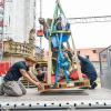 Nach einer langsamen Fahrt im Aufzug wird die Statue auf einem Transporter in eine Bamberger Steinmetz-Werkstatt gebracht.