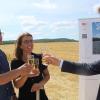 Auf ein gutes Gelingen zur Energiewende stießen Thomas und Heidi Gieger mit Julius Möhrstedt von IBC-Solar an. Auf ein gutes Gelingen zur Energiewende stießen Thomas und Heidi Gieger mit Julius Möhrstedt von IBC-Solar an.