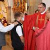 Bei der Firmung: Pfarrer und Dekan Lars Rebhan (re.), Domkapitular Dr. Heinrich Hohl mit Firmling und Paten. Bei der Firmung: Pfarrer und Dekan Lars Rebhan (re.), Domkapitular Dr. Heinrich Hohl mit Firmling und Paten.