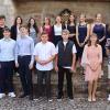 Nach dem Firmgottesdienst Pastoralreferentin Birgit Janson links daneben, Domkapitular Dr. Heinrich Hohl und Pfarrer und Dekan Lars Rebhan (re.) mit den Firmlingen.