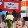 Stolz trägt dieses Mädchen das die Islinger Musikanten ankündigende, im Stile eines Feuerwehrautos gestaltete Schild.