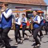 Mit Posaune, Saxophon und Klarinette zieht der Musikverein Zapfendorf vorbei am  auf Hochglanz polierten Feuerwehrauto der Ebinger Wehr.