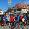 Die Radtour des TV Weismain mit Organisator Johannes Schofer führte 22 Radler über Lichtenfels, Untersiemau nach Seßlach. Weiter ging es durch die Haßberge über Hafenpreppach nach Maroldsweisach und Sulzdorf an der Lederhecke. Anschließend fuhr man zum sehr gut erhalten Wasserschloss Brennhausen. Ab Althausen mussten die Radler den etwa drei Kilometer langen Anstieg bei heißen Temperaturen zum Zielort Sambachshof bewältigen. Am nächsten Tag fuhren die Weismainer Radler von den Anhöhen des Sambachshofs hinunter nach Bad Königshofen. Bei Zimmerau befuhren die Turner ein Teilstück von Thüringen. Über Gleismuthausen und Tambach trafen sie gegen Mittag in Niederfüllbach ein. Bei heißen Temperaturen bewältigten die Radler die letzten Kilometer bis zum Heimatzielort Weismain. Nach insgesamt fast 200 Kilometern, leicht abgekämpft, aber glücklich, kamen die 22 Radler in Weismain an. Organisator Johannes Schofer und Tourenführer Heiner Grebner freuten sich über eine harmonische und kameradschaftliche Radltour.Text/