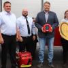 Bei der Spendenübergabe (v. li.): Ingo Aumüller (Vorsitzender der Feuerwehr Schwürbitz), Marcel Heine (Kommandant), Marco Weidner (Aufsichtsratsvorsitzender der Raiffeisenbank Obermain Nord eG), Laura Heid (2. Kommandantin) und Stefan Düsel (Geschäftsstellenleiter KompetzenzZentrum Schwürbitz).