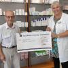 Apothekerin Katja Enders hat einen Spendencheck im Wert von 1000 Euro an Dr. Rudolph für seinen Hilfsverein "German Doctors Freunde Lichtenfels" übergeben.