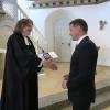 Der langjährige kirchliche Verwaltungsleiteri m Dekanat Michelau Martin Pietz wurde von Pfarrerin Anne Salzbrenner verabschiedet.