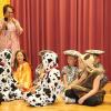 Kinder zeigen die Kleider, welche Lehrerin Christine Eschenbacher (hinten) geschneidert hatte. Kinder zeigen die Kleider, welche Lehrerin Christine Eschenbacher (hinten) geschneidert hatte.