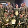 Die drei besten Mannschaften beim Vielseitigkeitswettkampf mit dem leitenden Hauptmann der Reserve Thomas Siebenhaar (li.) sowie (v. re.) Bürgermeister Max Zeulner, Bundestagsabgeordnete Emmi Zeulner (CSU) als Schirmherrin, dem stellvertretenden Bezirksvorsitzenden und Oberstleutnant der Reserve Michael Krug und dem 1.  Vorsitzenden der Reservistenkameradschaft Hochstadt Unteroffizier der Reserve Alexander Günther.