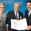 Prof. Dr. Gerhard Fehn (Mi.) durfte aus der Hand des Präsidenten der TU München, Prof. Dr. Thomas F. Hofmann (re.), einem ehemaligen Lichtenfelser, und in Gegenwart der Vizepräsidentin Prof. Juliane Winkelmann (li.) eine Urkunde anlässlich der Verleihung des „Goldenen TUM-Doktorgrades“ entgegennehmen.