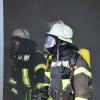 Feuerwehrleute unter Atemschutz im Einsatz.