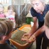 Diana Görtler nahm sich Zeit und hatte Freude daran, die Kinder in die Welt der Pferdepflege und des Reitens einzuführen. Hier bespricht sie gerade den Nährwert von Hafer. Diana Görtler nahm sich Zeit und hatte Freude daran, die Kinder in die Welt der Pferdepflege und des Reitens einzuführen. Hier bespricht sie gerade den Nährwert von Hafer.