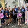 Neunte Auflage der Schultaschenaktion in Coburg und Lichtenfels (v. li.): Annika Scherm, Vertriebsleiterin Mitgliederbetreuung & Gewinnung Sparda-Bank Nürnberg; Norbert Hartz, geschäftsführender Vorstand, Caritasverband für die Stadt und Landkreis Coburg; Tanja Völker, Mitarbeiterin der Allgemeinen Sozialen Beratung; Hermann Beckering, Vorstandsvorsitzender Caritasverband; Monika Farber, stellvertretende Landrätin Lichtenfels; Thomas Geldner, geschäftsführender Vorstand Caritasverband; Angela Lohmüller, stellvertretende Leitung Soziale Beratung, Caritasverband; Daniel Forkel, stellvertretender Amtsleiter, Sozial- und Versicherungsamt der Stadt Coburg.