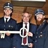 Mit einem symbolischen Schlüssel übertrug Bürgermeister Robert Hümmer die Schlüsselgewalt für die neue Halle und das Feuerwehrauto in die Obhut des Kommandanten Sebastian Firnschild und des 1. Vorsitzenden Michael Mahr. Mit einem symbolischen Schlüssel übertrug Bürgermeister Robert Hümmer die Schlüsselgewalt für die neue Halle und das Feuerwehrauto in die Obhut des Kommandanten Sebastian Firnschild und des 1. Vorsitzenden Michael Mahr.