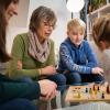 Ein ehrenamtliches Engagement kann die Generationen verbinden. Zum Beispiel dann, wenn ältere Menschen Kinder betreuen oder ihnen ihr Wissen weitergeben.