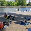 Rudern und Fitnesstraining: Immer mehr Menschen nutzen das Mainufer als Freiluftalternative zum Fitnessstudio.
