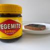 Vegemite ist eine schwarzbraune Paste aus Bierhefeextrakt. Der Geschmack ist gewöhnungsbedürftig, doch viele Australier lieben den Brotaufstrich.