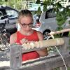 Alte Handwerkstechniken ausprobieren: Die Kinder übten sich im Drechseln.