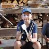 Stolz zeigt Jakob seine selbstgeschnitze Tierfigur, den Pfannenschieber und die Grillzange. Stolz zeigt Jakob seine selbstgeschnitze Tierfigur, den Pfannenschieber und die Grillzange.