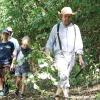 Äste zum Schnitzen suchen Kunsttherapeut Eckard Henzler und die Kinder im Wald. Äste zum Schnitzen suchen Kunsttherapeut Eckard Henzler und die Kinder im Wald.