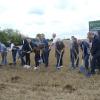 Der symbolische Spatenstich für den Raiba Bürgersolarpark Löhlein. Mit im Bild Andy Schindhelm (4.v.l.), Heiko Joachim Bernardo (5.v.l.) Bürgermeister Bernd Rebhan (6.v.l.) Oliver Partheymüller (7.v.l.) und Landrat Klaus Löffler (re.).