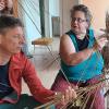 Der Funke springt über: Mit Hilfe von Theresia Asam meistern die Teilnehmer die Tücken der Tecnik.