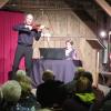warm eingepackt lauschte ein kleines erlesenes Publikum den "Reisesehnsüchten" von Geiger Lewandowski, Pianistin Beate Roux und Intendant Jan Burdinksi (von li) warm eingepackt lauschte ein kleines erlesenes Publikum den "Reisesehnsüchten" von Geiger Lewandowski, Pianistin Beate Roux und Intendant Jan Burdinksi (von li)