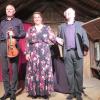 Die Zuschauer wollten eine Zugabe - und sie bekamen eine: von Geiger Bogdan Lewandowski, Pianistin Beate Roux und Intendant Jan Burdinksi. Die Zuschauer wollten eine Zugabe - und sie bekamen eine: von Geiger Bogdan Lewandowski, Pianistin Beate Roux und Intendant Jan Burdinksi.