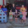 Nach langer Corona-Pause war endlich wieder die Feuerwehr zur Brandschutzerziehung in der Maintal-Kindertagesstätte Schönbrunn.Unter der Leitung von Fachbereichsleiterin Brandschutzerziehung Sigrid Mager und ihren Helferinnen und Helfern lernten die Kinder viele wichtige Verhaltensregeln. die im Falle eines Brandes zu beachten sind. Sie erfuhren, unter welcher Telefonnummer die Feuerwehr im Notfall zu erreichen ist. Anschließend konnten sie zusehen, wie sich Rauch in einem Playmobilhaus ausbreitet und lernten die Bestandteile und den Nutzen der Feuerwehruniform kennen. Außerdem wurde das Spritzen mit dem Schlauch ausprobiert und die Kinder durften das Feuerwehrauto besichtigen.