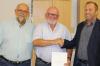 Ehrung für Rolf Hoffmann (Mitte) beim SPD-Ortsverein Oberlangenstadt. Ihm gratulierten Vorsitzender Wolfgang Neumann (li.) und Marktgemeinderat sowie Bürgermeisterkandidat Thomas Friedlein.