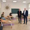 Die Werkstatt im Hauptgebäude der Korbfachschule bekam eine neue Akustikdecke mit LED-Beleuchtung, im Bild Landrat Christian Meißner und Schulleiter Dr. Joachim Selzam mit Fachschülerinnen und Fachschülern.