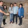 Denkmaleigentümer Tobias Stengel (li.) mit seiner Freundin Nicole Winkler und Mutter Heidrun Stangel zeigen Renate Liebler und Peter Krieser aus Aschaffenburg die Zusammensetzung des Gefaches der das Gebäude pägenden Fachwerkwände.