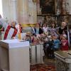 So kennt man Pater Bernhard: Hier erklärt er den Kindergartenkindern den Gnadenaltar in der Basilika. So kennt man Pater Bernhard: Hier erklärt er den Kindergartenkindern den Gnadenaltar in der Basilika.