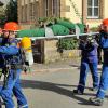Schauübung: Ein „Verletzter“ wird abtransportiert.