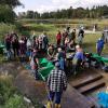 Die „Neuenseer Wühlmäuse“, die Kinder- und Die Jugendgruppe des Vereines für Gartenbau und Landespflege, beim Abfischen.
