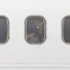 Aus Israel kommende Passagiere warten in einer Lufthansa-Sondermaschine am Flughafen Frankfurt/Main auf den Ausstieg.