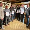 Im vollbesetzten Vereinsheim des Sportanglerclubs am Riedsee hat die Mitgliederversammlung der Freien Wähler Bad Staffelstein stattgefunden. Die Versammlung wurde durch den Vorsitzenden Jörg Breidenbach eröffnet. Nach dem Totengedenken an Georg Koch und Wolfgang Schröder sowie allen weiteren verstorbenen Mitgliedern übernahm Bürgermeister Mario Schönwald das Wort und berichtete von den aktuellen Projekten der Stadt Bad Staffelstein. In seinem Bericht thematisierte er die notwendige Sanierung der Schule Unnersdorf sowie die Horterweiterung, die unmittelbar bevorstehen. Weiter erläuterte er, dass für den Feuerwehrhausbau in Wiesen weiterhin nach einer passenden Lösung gesucht werde. Mit Blick auf das aktuell größte Projekt „Bären Areal“ führte Schönwald aus, dass er bei Amtsantritt davon ausging, dass er sich nach sieben Jahren mehr Fortschritt in diesem Projekt vorgestellt hätte. Er fügte an, dass das Projekt mit 20 bis 21 Millionen Euro veranschlagt sei, was bei der aktuellen Haushaltssituation eine enorme Herausforderung darstelle. Die Stadt bemühe sich für den vorderen Bereich einen geeigneten Investor zu finden, was jedoch sehr schwierig sei.  Lobende Worte fand Schönwald für die ansässigen Ortswehren der Freiwilligen Feuerwehren. Als Beispiel nannte er die FFW Stublang, welche die Vergrößerung der Fahrzeughalle in Eigenleistung durchführen und sehr gut im Zeitplan liegen würden. Gleiches gelte für die Ortsgemeinschaft von Wolfsdorf, welche beim Bau des Feuerwehrhauses und der Kulturscheune ebenfalls eine hohe Eigenleistung erbringen. Er rechne mit der Fertigstellung zu Beginn des Jahres 2024. Mario Schönwald zeigte den Anwesenden das Vorgehen bei der Sanierung des Abwasser- und Kanalsystems auf. „Das Kanalsystem in Bad Staffelstein und den Dörfern hat eine Gesamtlänge von 130 Kilometer. Diese müssen mit Kameras befahren und nach Zustand priorisiert werden. Leider wurde dieses Thema in der Vergangenheit vernachlässigt.“ Für die schrittweise Sanierung wird eine Dauer von etwa zehn Jahren veranschlagt. Als Beispiel nannte der Bürgermeister die Angerstraße: Der Kanal sei hier mittlerweile zu klein, weshalb ein kompletter Neubau des Kanals notwendig sei. Ein weiteres Projekt ist das Bürgerinformationszentrum gegenüber dem Rathaus, welches zukünftig als Anlaufstelle für die Bürger dienen werde. Das Passamt, die Touristinformation und das Einwohnermeldeamt sollen hier eine Heimat finden. Der Umbau wird komplett barrierefrei, sodass zukünftig alle Bürgerinnen und Bürger ohne Hindernisse eine entsprechende Anlaufstelle vorfinden werden.  Erfreut zeigte sich der Bürgermeister über die kürzlich stattgefundene Einweihung der neuen Pumptrack-Bahn. Die Kinder und Jugendlichen würden diese Anlage seit der Eröffnung sehr gut annehmen. Es sei ihm eine Herzensangelegenheit gewesen, in der Kurstadt auch für diese Altersgruppe eine entsprechende Möglichkeit zu schaffen.  Vorsitzender Jörg Breidenbach stellte in seinem Bericht fest, dass in den Jahren vor dem Amtsantritt von Mario Schönwald einige Themen liegen geblieben seien und der Bürgermeister nun eine Menge finanziell belastender Maßnahmen umsetzen müsse. Hierfür benötige es die Zusammenarbeit des gesamten Stadtrates. Die Mitgliederzahl des Ortsverbandes nehme zu. Gerade das Interesse der jungen Mitglieder sei sehr erfreulich. Er forderte die Mitglieder auf, auch weiterhin Werbung für den Ortsverband zu machen. Fraktionssprecher Winfried Ernst räumte bezüglich Regiomed ein, dass die Rückführung in den Landkreis der einzig richtige und notwendige Schritt sei, gerade in Hinblick auf die finanzielle Situation. Die Übernahme wäre allerdings nicht die Lösung des Problems. Winfried Ernst fragte: „Vor drei Monaten wurde von den Verantwortlichen unseres Landkreises im Regiomed Verbund noch von einem sehr guten Weg der Konsolidierung gesprochen und nun sollen für 2023 über 23 Millionen Verlust ausgewiesen werden. Wer trägt hier die politische Verantwortung?“ Sollte man diesen Trend nicht umkehren, werde es in der Folge über die Kreisumlage ausgeglichen werden müssen, was zu einer zusätzlichen Belastung für Bad Staffelstein führen kann. Fraktionssprecher Winfried Ernst bedankte sich in seinem Vortrag für die Treue vieler langjähriger Mitglieder, die immer noch eine enge Verbundenheit mit den Freien Wählern Bad Staffelstein pflegen und sich mit Ideen einbringen. Nach dem Kassenbericht durch Markus Gernert wurde der Vorstand und der Kassier einstimmig von der Mitgliederversammlung entlastet.   Im Anschluss fanden Ehrungen langjähriger Mitglieder statt: • 10 Jahre: Maria Ernst und Manuel Schrüfer • 25 Jahre: Volker Kotschenreuther, Oswald Hofmann und Volker Griebel (red)