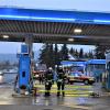 Mit schwerem Atemschutz sicherten die Feuerwehrleute die Tankstelle.