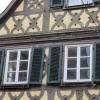 Welche Farbe, welches Material, welche Position? Die Förderfibel zeigt Sanierunsgmöglichkeiten für Fenster, Fasaden, Haustüren, Sockel, Vorgärten, Dacheindeckungen, Antenne, Solarthermie, Balkone und vieles mehr auf. Welche Farbe, welches Material, welche Position? Die Förderfibel zeigt Sanierunsgmöglichkeiten für Fenster, Fasaden, Haustüren, Sockel, Vorgärten, Dacheindeckungen, Antenne, Solarthermie, Balkone und vieles mehr auf.