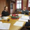 Die Förderfibel ist da! Die Diplomingenieure (v. li.) Franz Ullrich und Eva Trebin besprechen noch einmal die einzelnen Schritte für den Bürger. Bürgermeister Mario Schönwald und Günther Kestel, der stellvertretende Bauaumtsleiter, hören aufmerksam zu. Die Förderfibel ist da! Die Diplomingenieure (v. li.) Franz Ullrich und Eva Trebin besprechen noch einmal die einzelnen Schritte für den Bürger. Bürgermeister Mario Schönwald und Günther Kestel, der stellvertretende Bauaumtsleiter, hören aufmerksam zu.