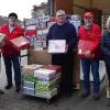 MHD-Ortsbeauftragter Georg Vonbrunn (li.), Malteser-Shop-Leiter Willi Fruck (3. v. re.) sowie die Shop-Mitarbeiterinnen Claudia Übelmann (2. v. li.) und Maria Schütz (re.) freuen sich über die 485 Weihnachtspäckchen, die bei der Aktion „Geschenk mit Herz“ zusammenkamen.