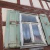 Welche Farbe, welches Material, welche Position? Die Förderfibel zeigt Sanierunsgmöglichkeiten für Fenster, Fasaden, Haustüren, Sockel, Vorgärten, Dacheindeckungen, Antenne, Solarthermie, Balkone und vieles mehr auf.