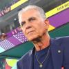 Irans Trainer Carlos Queiroz steht vor Spielbeginn an der Bank.